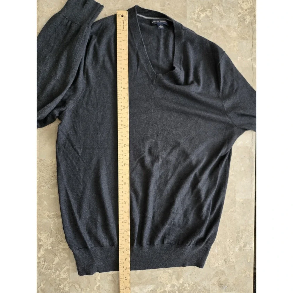 Banana Republic Luxurious Silk Cashmere Blend V-Neck Sweater Men Size M Black‎